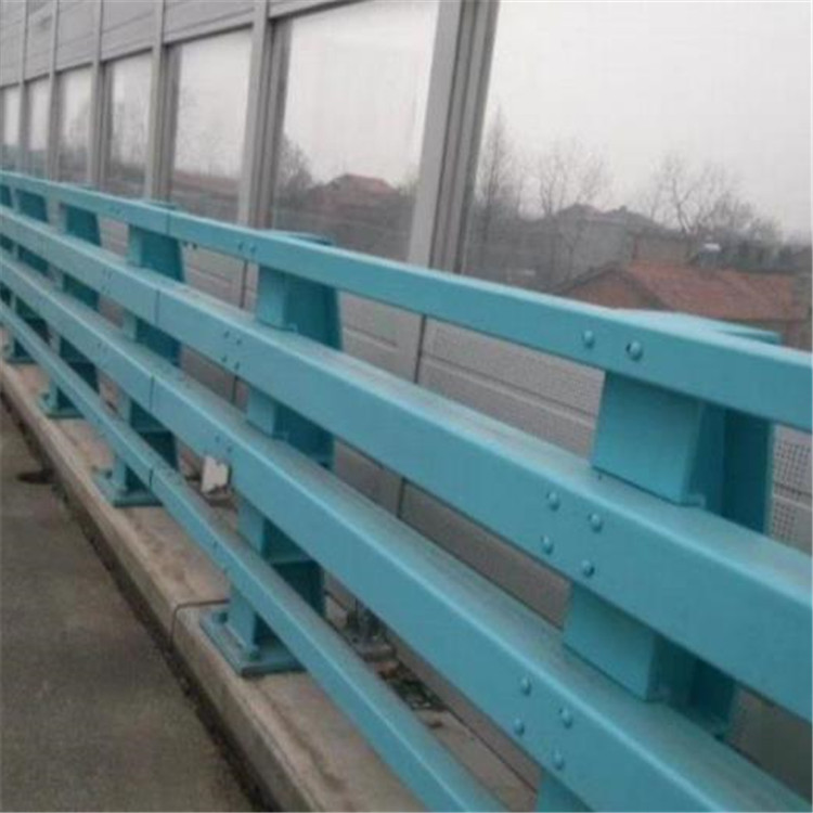 道路<a href='http://m.topbk.cn/' target='_blank' style='color:#0000FF; text-decoration:underline;'>防撞護欄</a>需要鍍鋅噴塑處理嗎 道路防撞護欄需要鍍鋅噴塑處理嗎