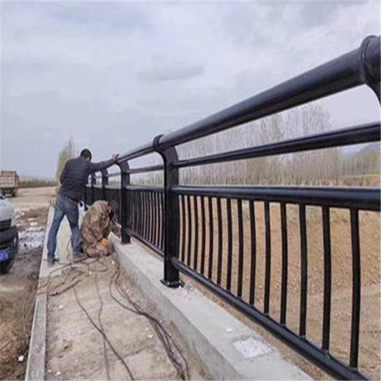 公路<a href='http://m.topbk.cn/' target='_blank' style='color:#0000FF; text-decoration:underline;'>防撞護欄</a>出現損壞如何修理 公路防撞護欄出現損壞如何修理