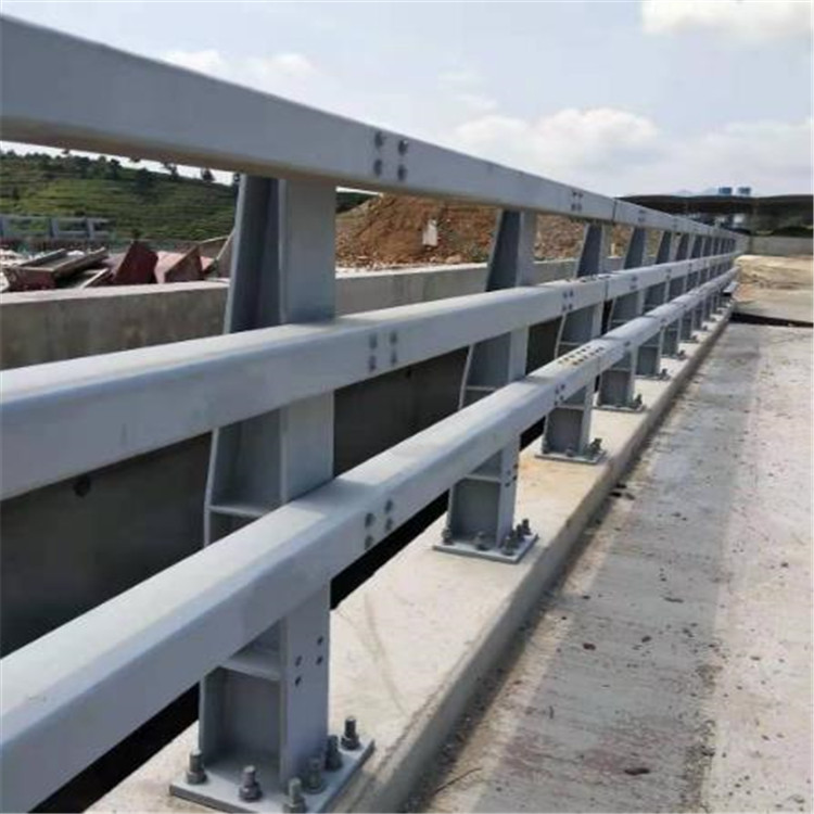 <a href='http://m.topbk.cn/' target='_blank' style='color:#0000FF; text-decoration:underline;'>橋梁防撞護欄</a>質(zhì)量必須過(guò)關(guān) 橋梁<a href='http://m.topbk.cn/' target='_blank' style='color:#0000FF; text-decoration:underline;'>防撞護欄</a>質(zhì)量必須過(guò)關(guān)