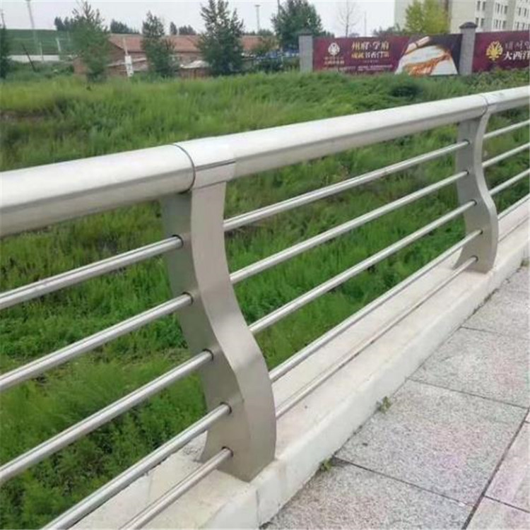 <a href='http://m.topbk.cn/' target='_blank' style='color:#0000FF; text-decoration:underline;'>防撞護欄</a>表面色彩處理工藝 防撞護欄表面色彩處理工藝