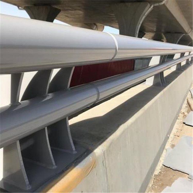 道路<a href='http://m.topbk.cn/' target='_blank' style='color:#0000FF; text-decoration:underline;'>防撞護欄</a>日常誰(shuí)在維護 道路防撞護欄日常誰(shuí)在維護