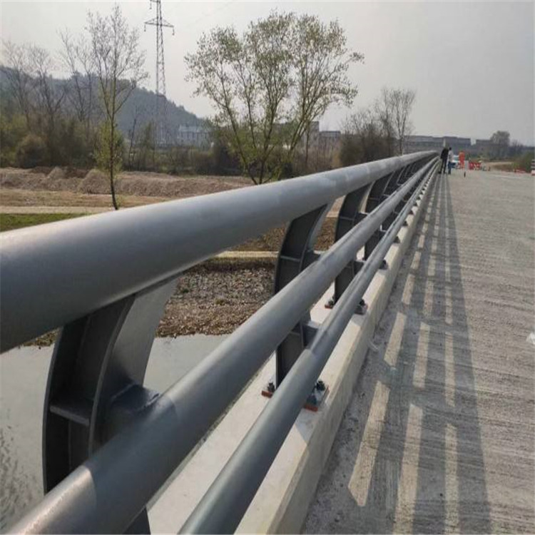 公路<a href='http://m.topbk.cn/' target='_blank' style='color:#0000FF; text-decoration:underline;'>防撞護欄</a>應用年限 公路防撞護欄應用年限