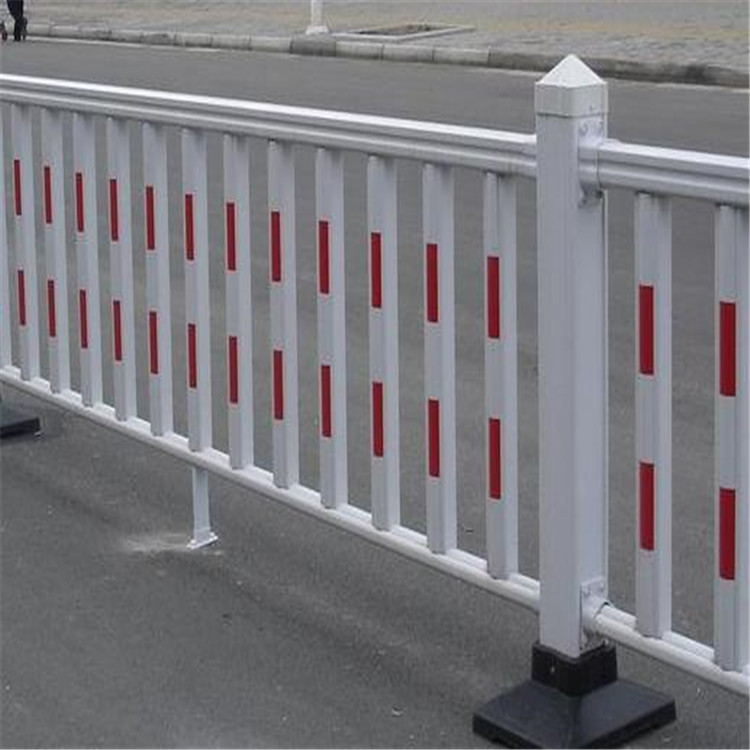 <a href='http://m.topbk.cn/' target='_blank' style='color:#0000FF; text-decoration:underline;'>防撞護欄</a>廠(chǎng)家假日出貨安排 防撞護欄廠(chǎng)家假日出貨安排