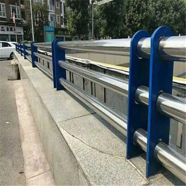 <a href='http://m.topbk.cn/' target='_blank' style='color:#0000FF; text-decoration:underline;'>防撞護欄</a>的實(shí)際用途分析 防撞護欄的實(shí)際用途分析
